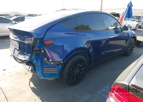 2024 Tesla Model Y Long Range Dual Motor All-Wheel Drive z USA, uszkodzony, nr VIN 7SAYGAEEXRF009394